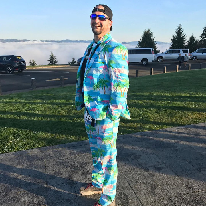 Bigflan in a colorful suit before a run